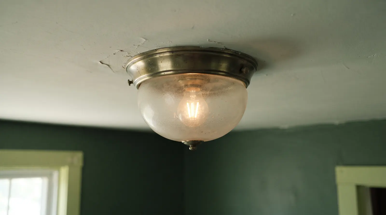 Ceiling light fitting with a flickering LED lamp in a residential room